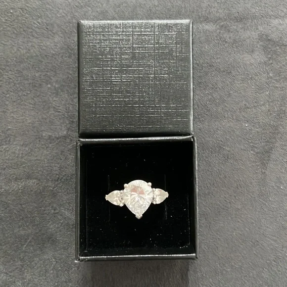 Beautiful BGE Diamond 3 stone engagement style ring. Size 8 - Picture 9 of 10